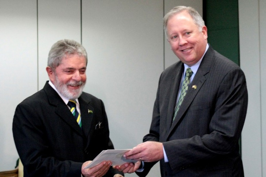 Foto de arquivo: embaixador Thomas Shannon apresenta credenciais ao presidente Lula