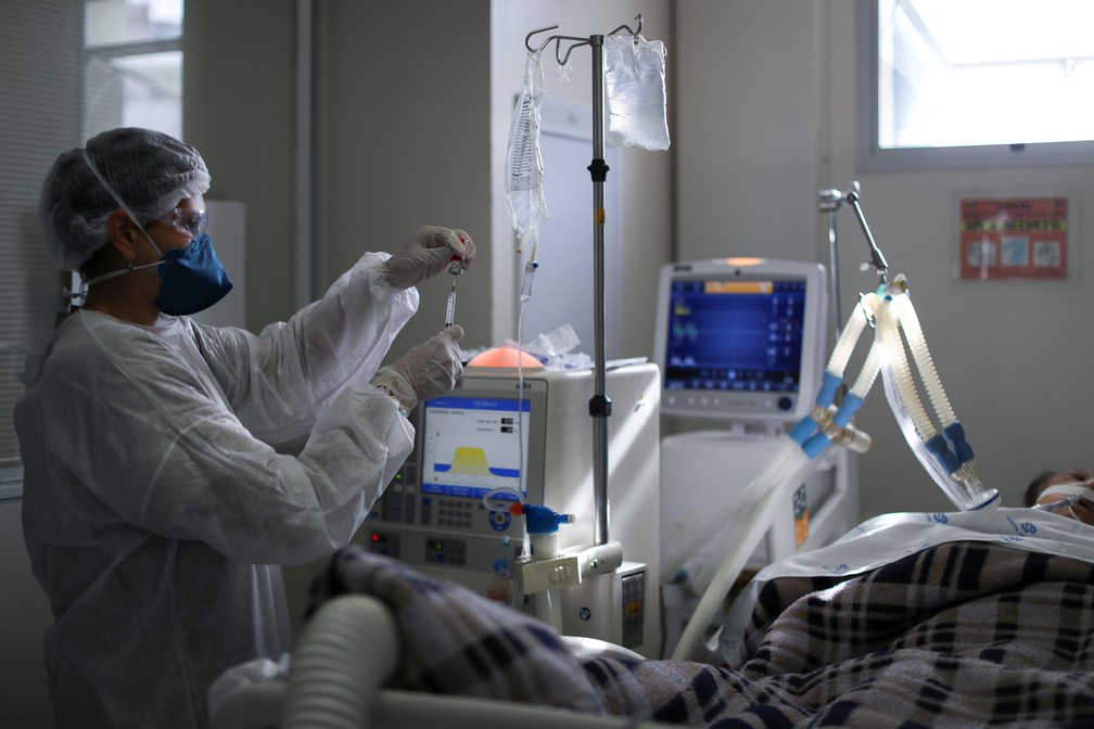 Profissional de saúde trata paciente com Covid em UTI do Hospital São Paulo, em São Paulo, no dia 17 de março — Foto: Amanda Perobelli/Reuters/Arquivo