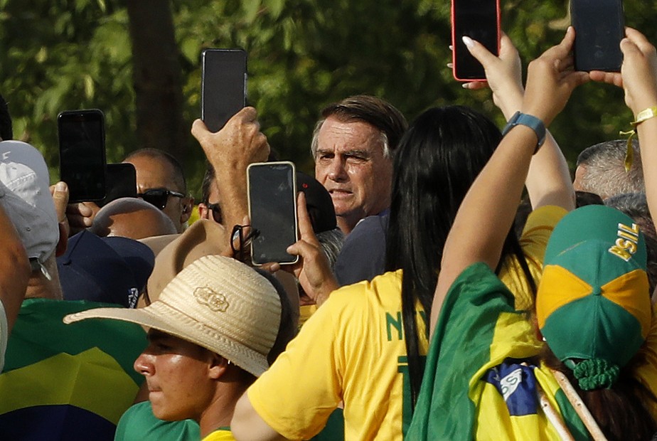 Bolsonaro rompe o silêncio e fala com apoiadores no Palácio da Alvorada