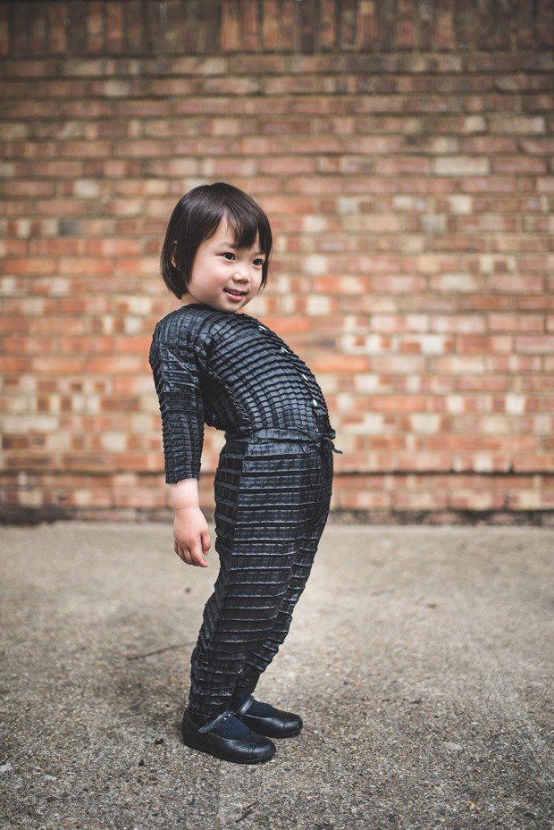 Uma roupa que expande de acordo com o crescimento da criança (Foto: Reprodução Dezeen)