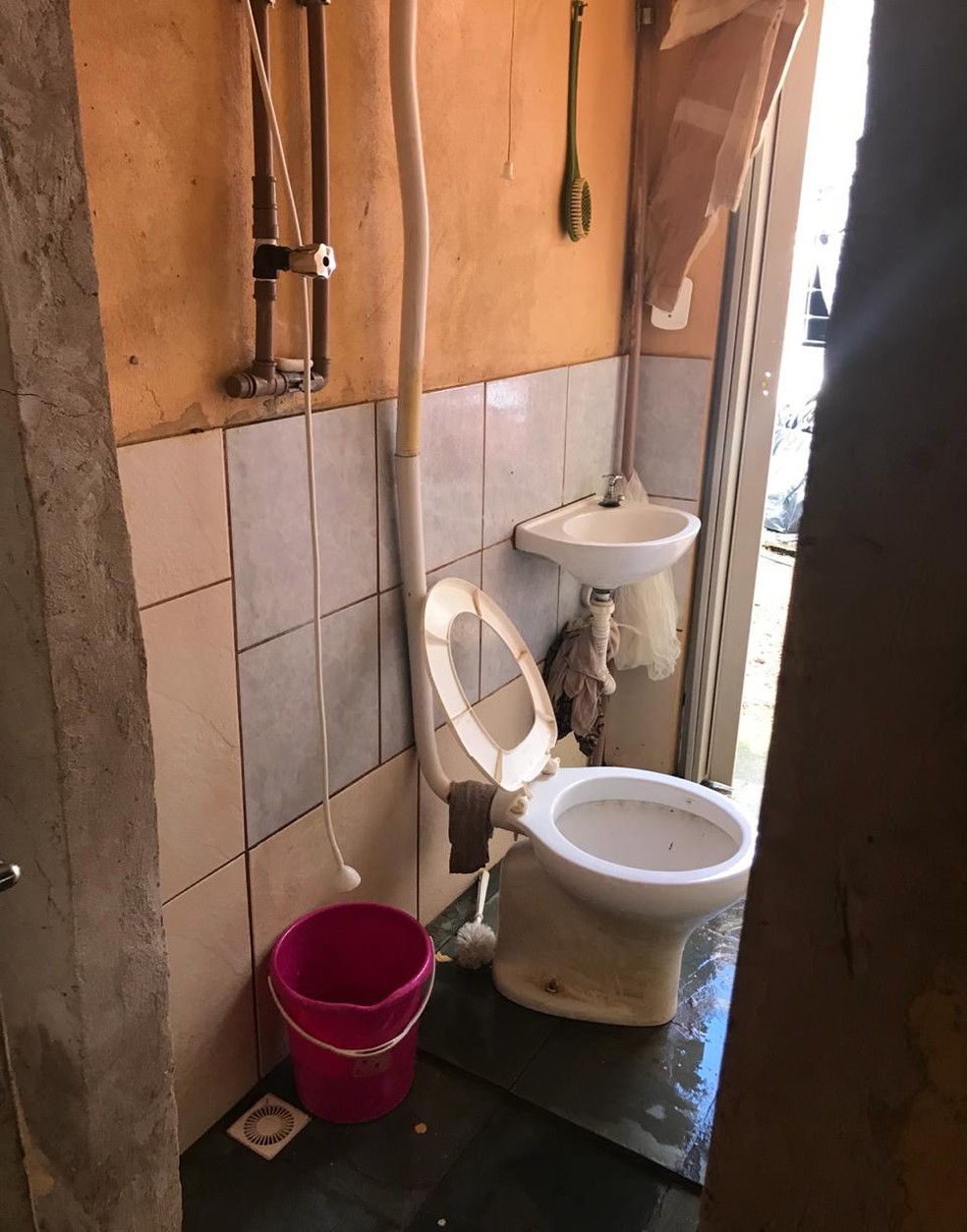 Banheiro em quarto dos fundos onde idosos vítimas de maus-tratos viviam — Foto: PCDF/Divulgação