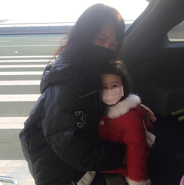 Annabel com sua mãe, ainda na China, antes de ser evacuada aos Estados Unidos (Foto: Twitter)
