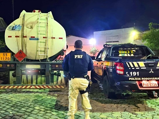 Carga de combustível com suspeita de sonegação fiscal é apreendida pela PRF na Grande Fortaleza