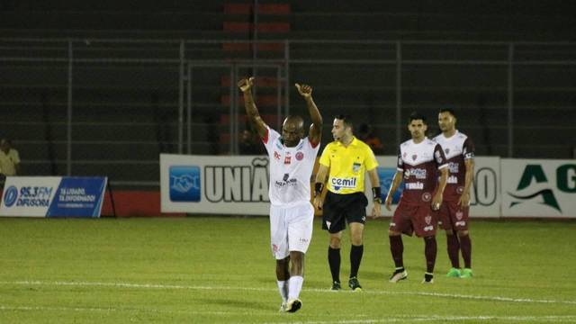 Ademilson marcou de pênalti e chegou ao terceiro gol no Mineiro