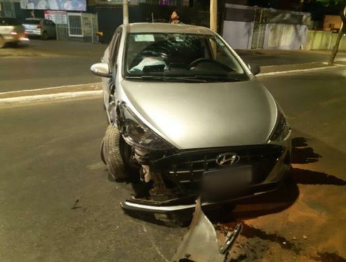 Motorista perde controle e bate em poste em avenida de Montes Claros