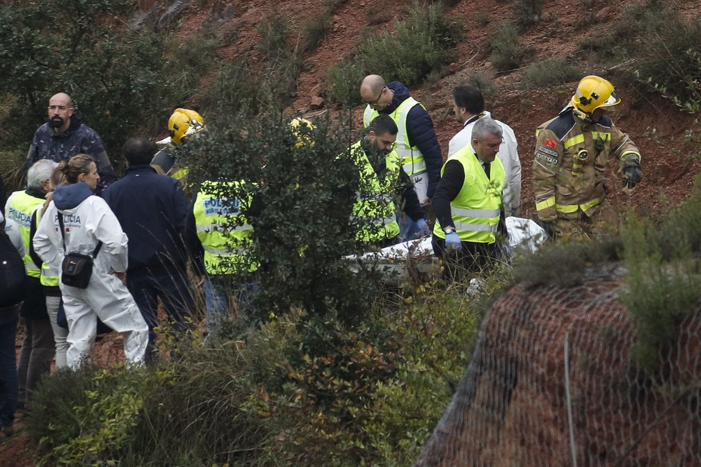 Equipe de resgate transporta vítima de acidente de trem nesta terça-feira (20) na região de Barcelona, na Espanha — Foto: Albert Gea/Reuters