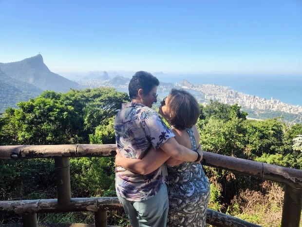 Claudia Rodrigues e Adriane Bonato em passeio romântico (Foto: Daniel Delmiro/AgNews)