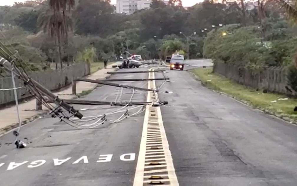 Acidente provou queda de 11 postes na Avenida ClÃ¡udio Ribeiro da Cruz, em Franca, SP â€” Foto: Marcos de Paula/Pop Mundi