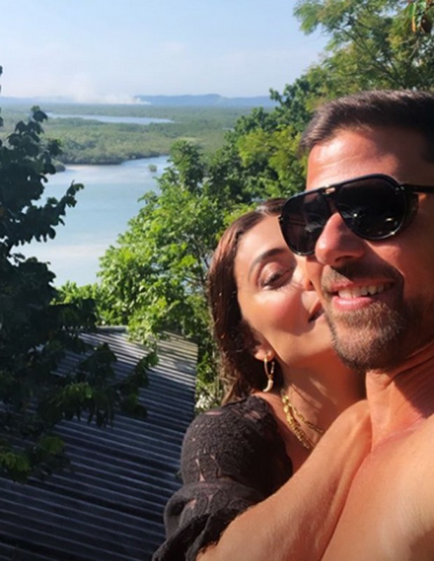 Juliana Paes troca chamego com Carlos Eduardo Baptista (Foto: Reprodução/Instagram)