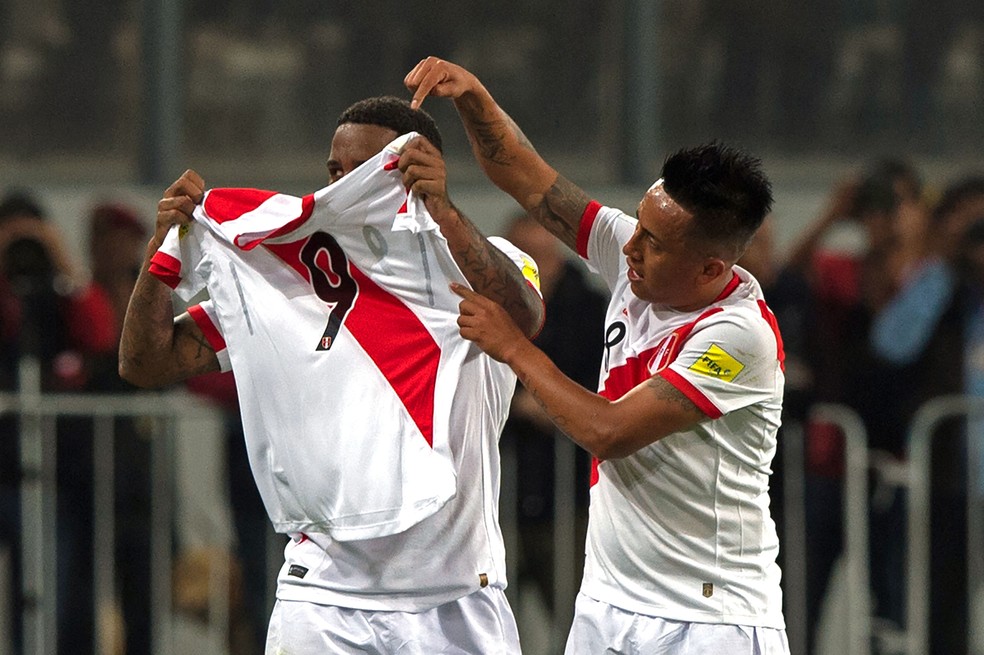 Farfán e Cueva, com camisa de Guerrero, comemoram vitória do Peru sobre a Nova Zelândia (Foto: Ernesto Benavides/AFP)