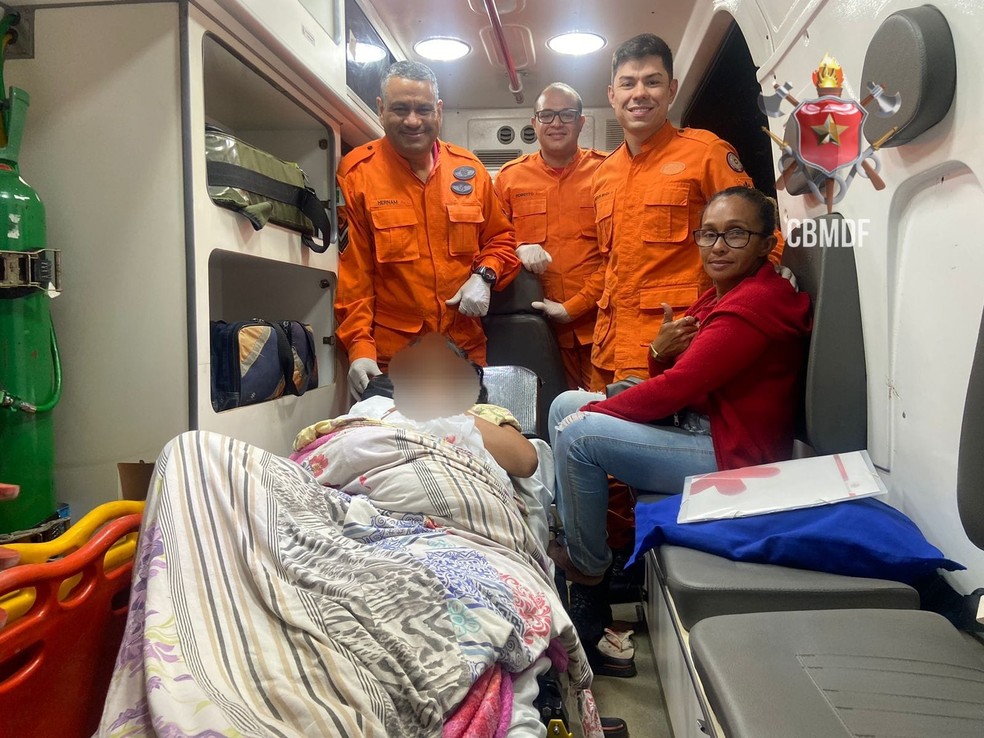 Bebê nasceu dentro de ambulância dos bombeiros a caminho do hospital no DF — Foto: Divulgação/CBMDF