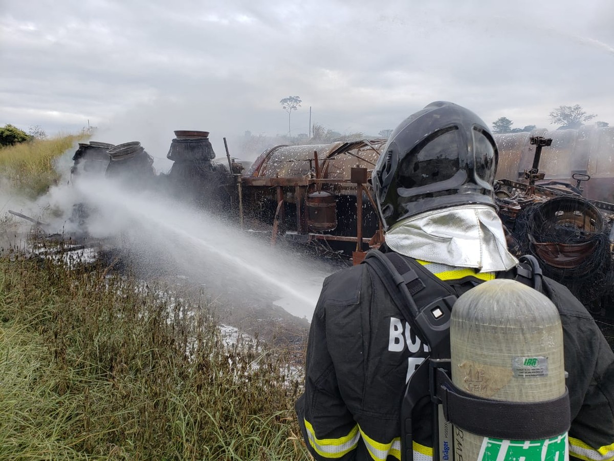 Caminhão-tanque carregado de etanol pega fogo na BR-242, perto de Lajedinho - Vimarsana News