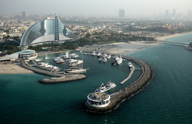 DUBAI, UNITED ARAB EMIRATES - SEPTEMBER 17:  A aerial view of the Jumeirah Beach hotel on September 17, 2014 in Dubai, United Arab Emirates.  (Photo by Warren Little/Getty Images) (Foto: Getty Images)