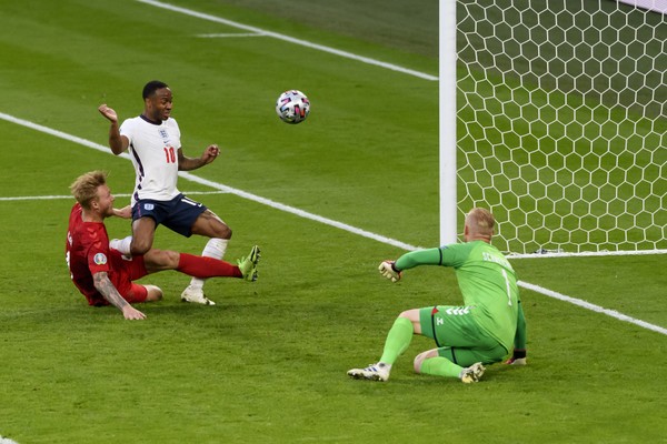 O gol contra do dinamarquês Simon Kjaer que levou ao empate o jogo entre Inglaterra e Dinamarca pela semi fina da Eurocopa (Foto: Getty Images)