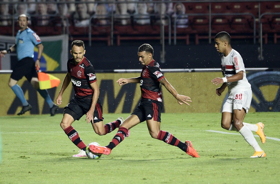 Matheuzinho em ação contra o São Paulo — Foto: Marcos Ribolli