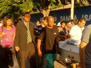 Clima foi de comoção no enterro do menino de 8 anos (Foto: Reprodução / Inter TV)