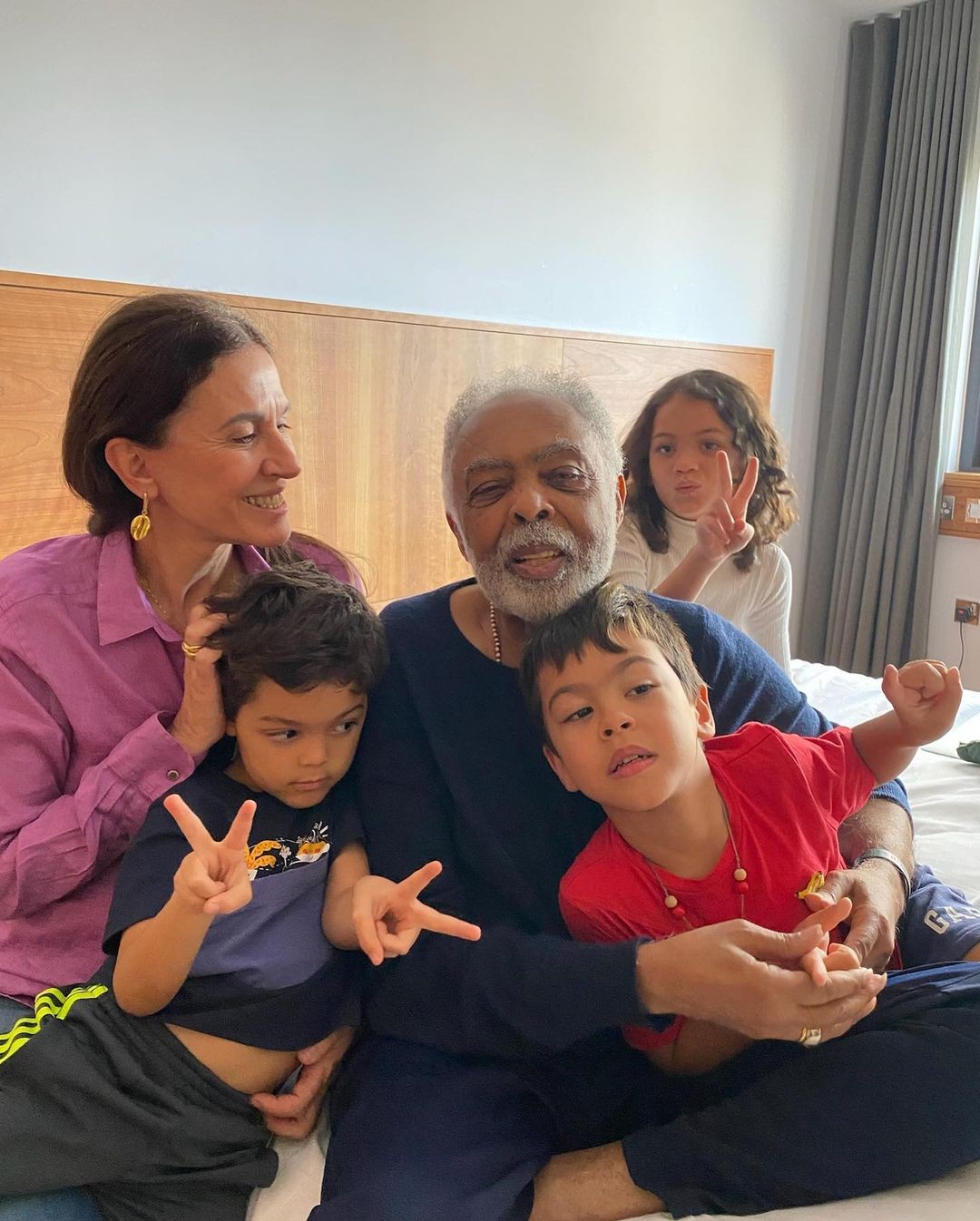 Flora e Gilberto GIl com os netos (Foto: Reprodução Instagram)
