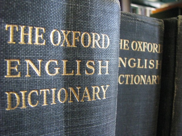 Dicionário de Oxford altera as definições sexistas da palavra "mulher" (Foto: Reprodução)