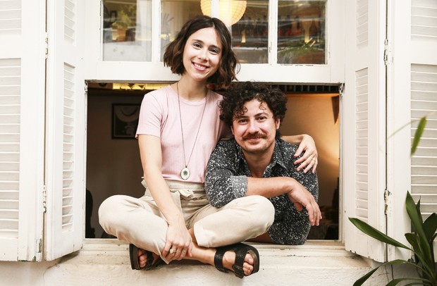 Daphne Bozaski e o marido, Gustavo Araújo (Foto: Iwi Onodera/Ed. Globo)