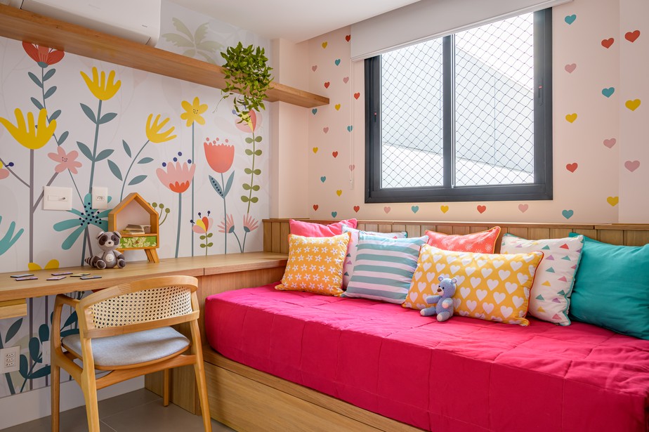 Paredes adesivadas e almofadas coloridas dão personalidadeao ambiente