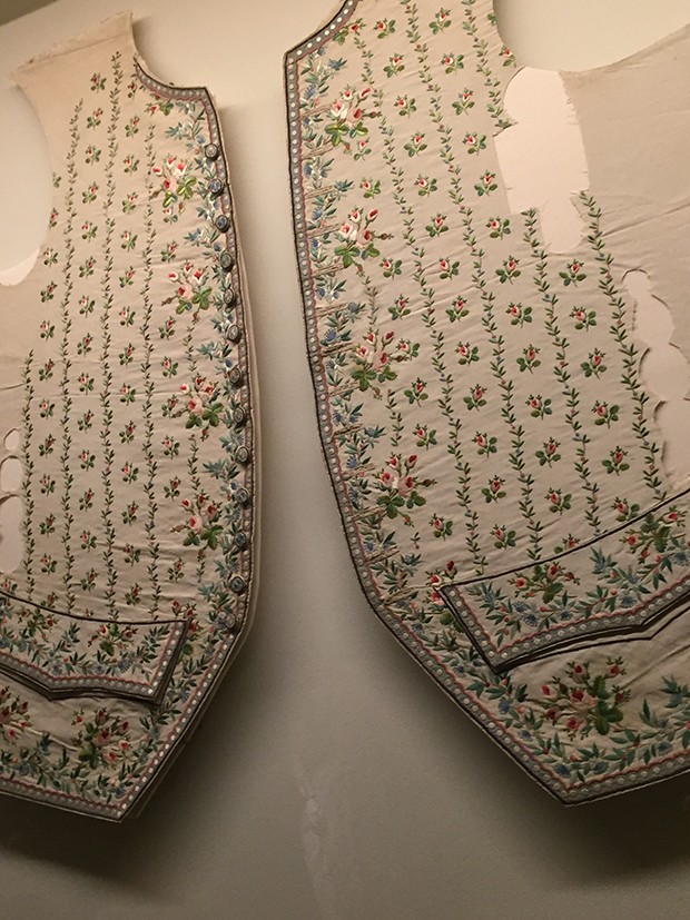 An 18th-century hand-embroidered waistcoat (Foto: @SuzyMenkesVogue)