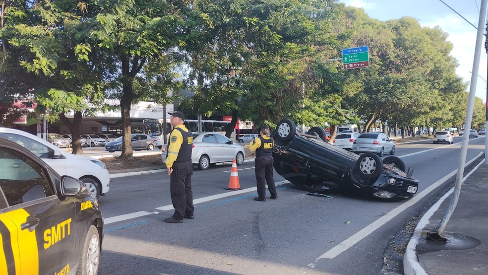 Carro capotou após bater em poste na Fernandes Lima — Foto: Igor Albuquerque/TV Gazeta