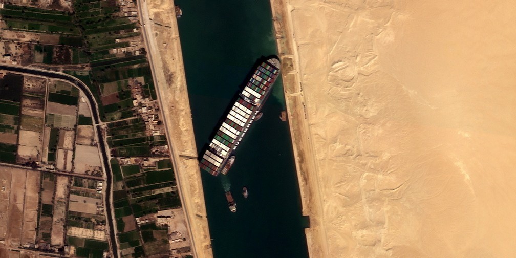 O navio Ever Given é visto no Canal de Suez nesta imagem de satélite feita pelo NewSat-16, da companhia argentina de satélites Satellogic — Foto: Satellogic/Handout via Reuters