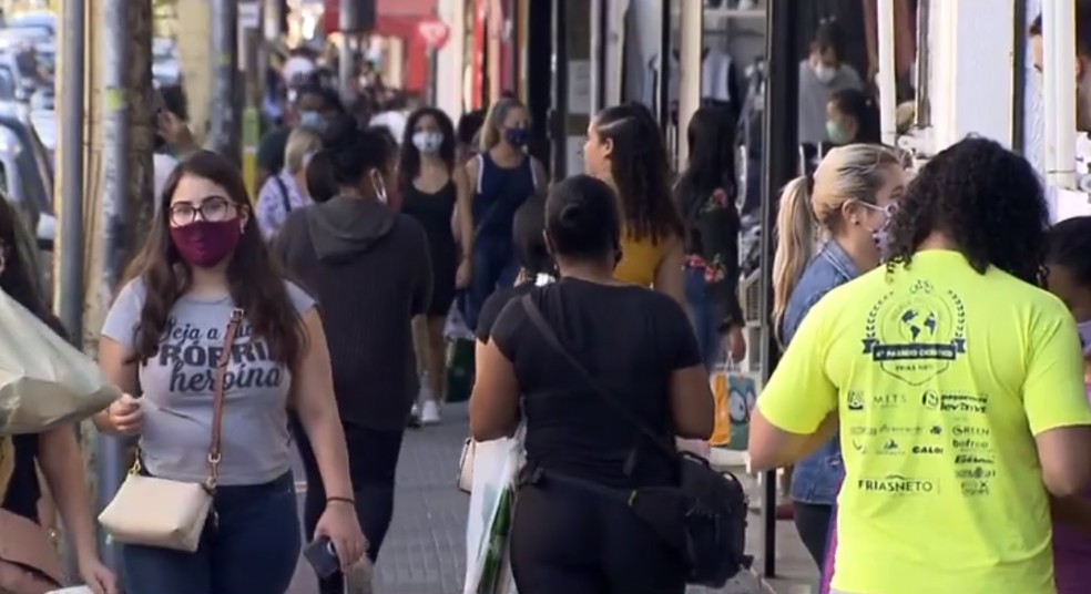 Movimento em &aacute;rea comercial da regi&atilde;o central de Piracicaba em meio da pandemia: vigil&acirc;ncia faz alerta &mdash; Foto: Pedro Santana/ EPTV