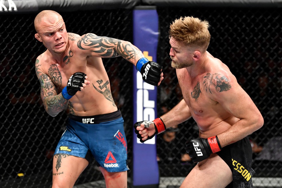 Anthony Smith conecta um golpe em Alexander Gustafsson no UFC Estocolmo â?? Foto: Getty Images