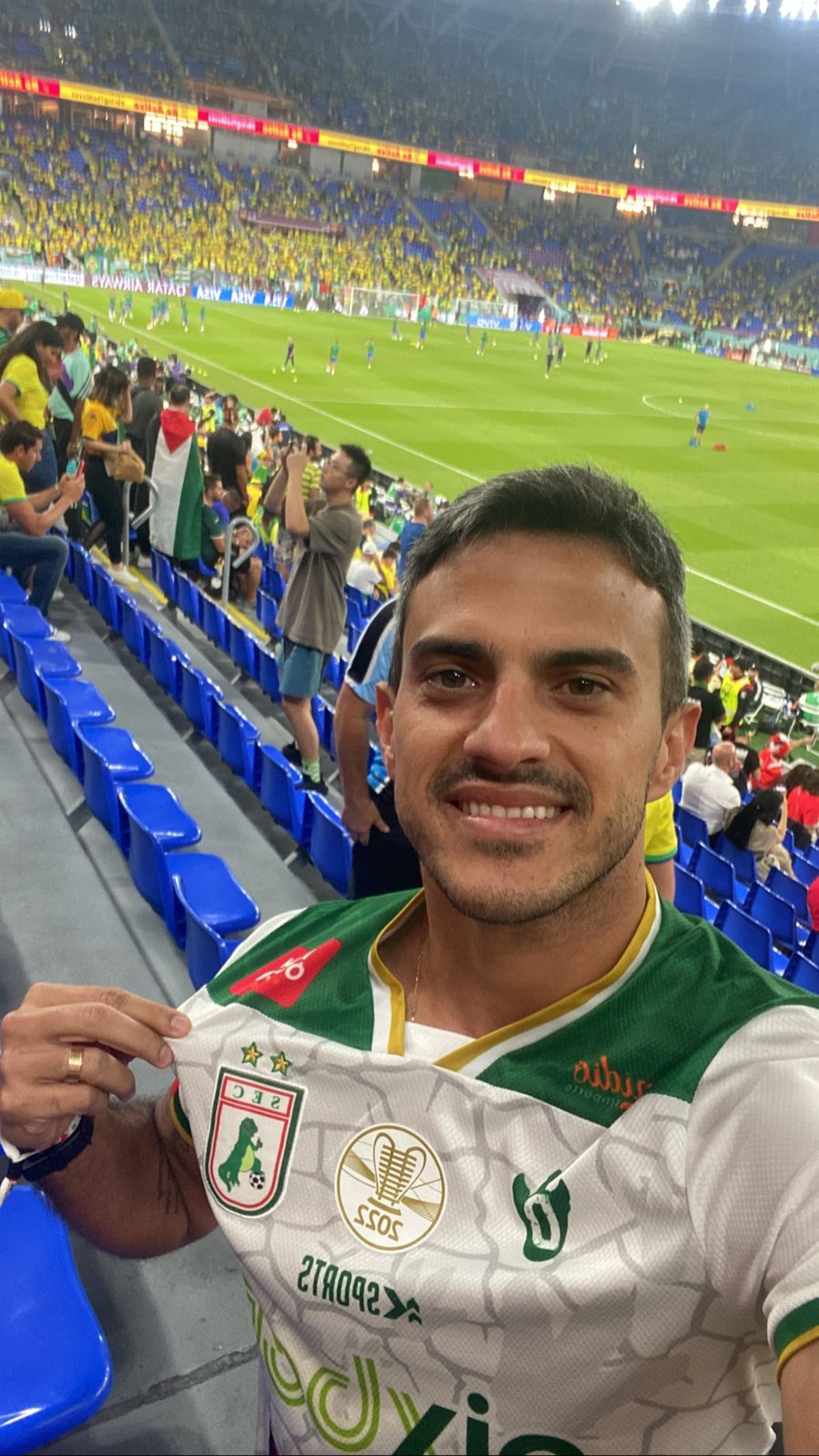 Torcedor do Sousa ostenta camisa do clube em partidas do Brasil na Copa