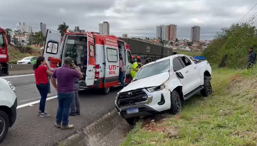 Acidente com três veículos complica trânsito na Rodovia do Contorno em Marília  — Foto: Fábio Modesto/TV TEM