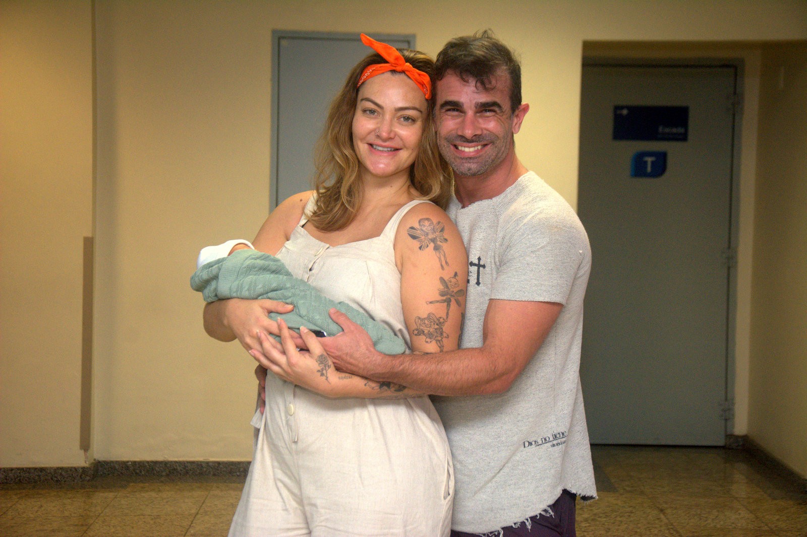 Laura Keller deixa maternidade com filho e marido (Foto: WEBERT BELICIO/AGNEWS )