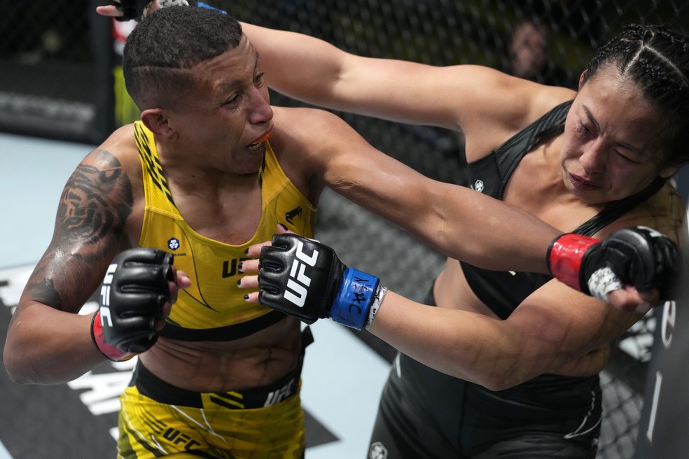 Josiane Nunes (esq.) machuca Ramona Pascual (dir.) com o cruzado de esquerda — Foto: Chris Unger/Zuffa LLC