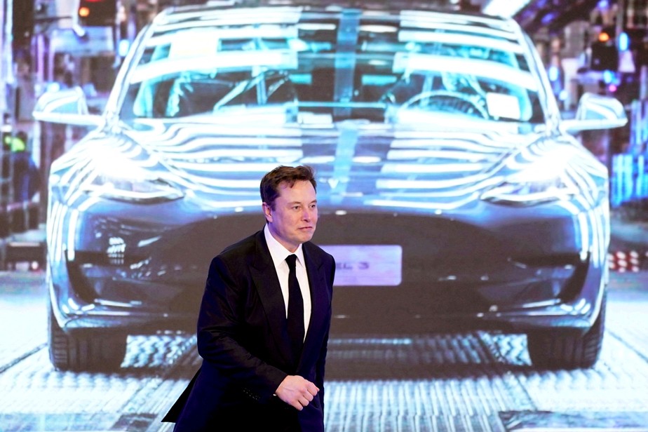 Musk liderou a rodada de investimento na Tesla em 2004 e se tornou presidente do conselho de administração da empresa, hoje maior montadora de veículos elétricos do mundo. Valor de mercado da Tesla subiu para mais de US$ 1 trilhão este ano, tornando-a mais valiosa do que a Ford e a General Motors juntasREUTERS
