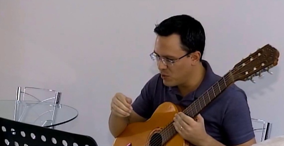 Aula virtual de violão é um dos trabalhos que se mostra em alta — Foto: Reprodução/TV Integração aquitemtrabalho.com.br