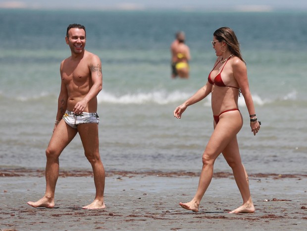 Flávia Alessandra e Matheus Mazzafera em praia em Jericoacoara (Foto: Agnews) Flávia Alessandra e Matheus Mazzafera em praia em Jericoacoara (Foto: Agnews)
