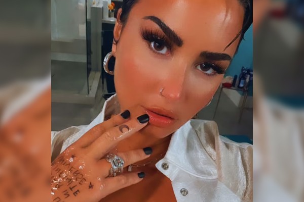 Demi Lovato fez novas tatuagens na mão esquerda (Foto: Reprodução / Instagram)