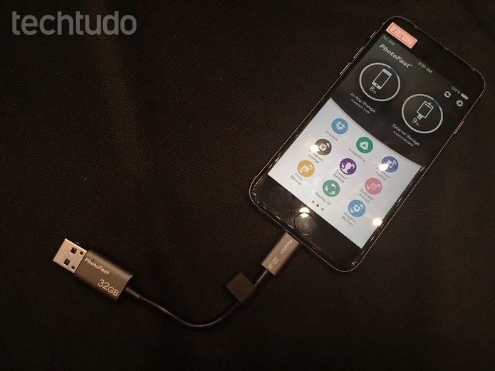 Acessório funciona como pen drive para iPhone (Foto: Laura Martins/Techtudo)