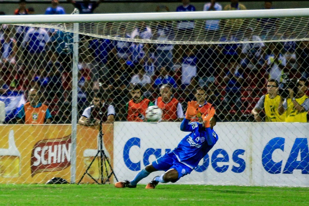Mota, goleiro do CSA, pega pênalti de Everaldo (Foto: Ailton Cruz/Gazeta de Alagoas)