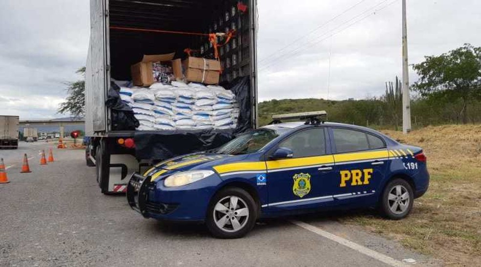 Motorista de caminh&atilde;o foi detido com mais de 22 mil pe&ccedil;as de roupas sem nota fiscal escondidas em carga de sal &mdash; Foto: Divulga&ccedil;&atilde;o/PRF