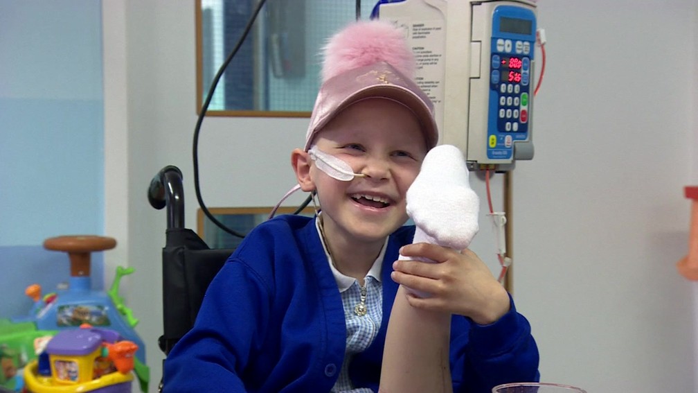 Amelia Eldred, de 7 anos tem perna reimplantada ao contrÃ¡rio para facilitar movimento (Foto: BBC)