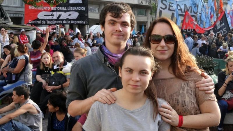 Billie, Jemma e Alex na Argentina, onde foram visitar a mulher que cuidou deles quando crianças, em 2017 (Foto: Arquivo Pessoal via BBC News)