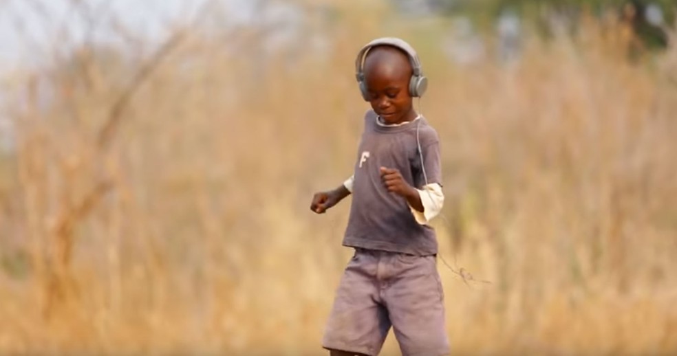 Honest Nkemu dança música de Jorge Ben Jor, na vila de Mugurameno, na Zâmbia — Foto: Projeto Evoé 