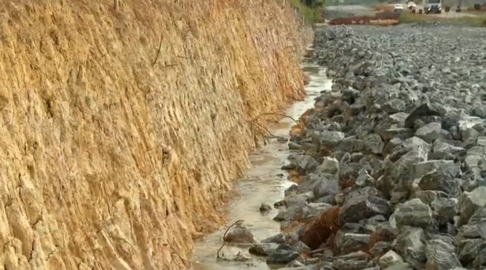 Trabalho em trecho de obras da Rodovia Raposo Tavares foi suspenso devido ao aparecimento de Ã¡gua â€” Foto: ReproduÃ§Ã£o/TV TEM