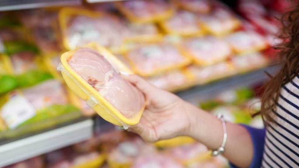 Segundo Associação Paulista de Supermercados, frango ficou 8,6% mais caro em agosto nos supermercados paulistano — Foto: Getty Images via BBC