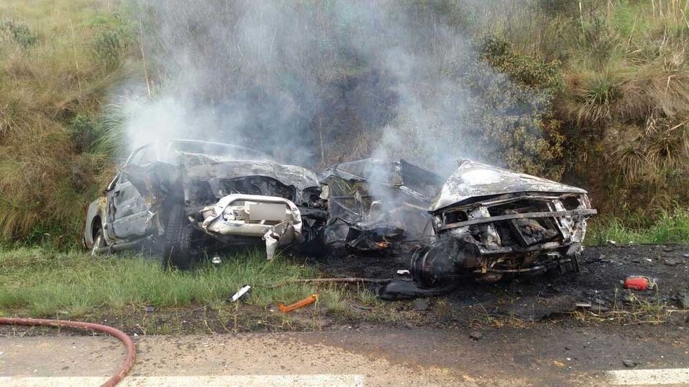 Carros ficaram destruídos depois do acidente (Foto: Divulgação/PRF)