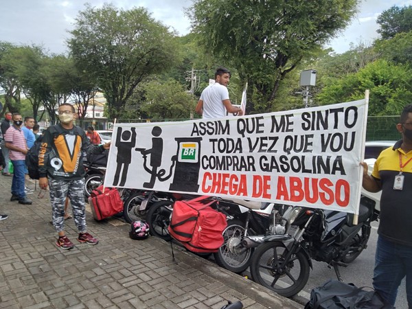 Motoboys fazem 'buzinaço' e protestam contra o preço da gasolina em Natal - Foto: Julianne Barreto / Inter TV Cabugi