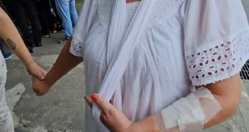 Professora precisou de 30 pontos por conta das facadas.  — Foto: Reprodução.