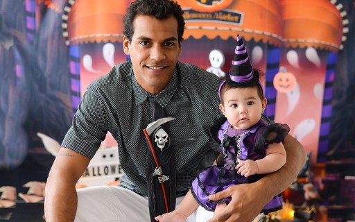 Marcello Melo Jr faz festa de seis meses da filha com tema Halloween