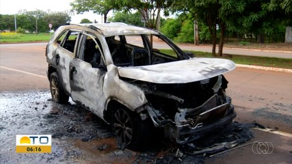 Chamas consomem carro em avenida de Palmas